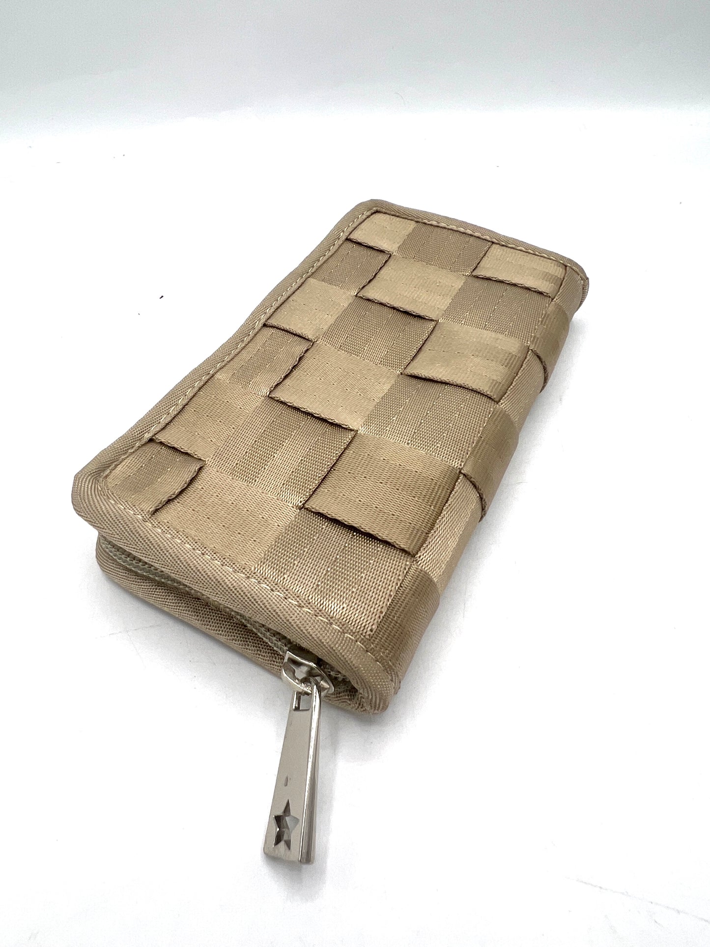 Harveys Larger Zip-Around Seatbelt Wallet – Champagne