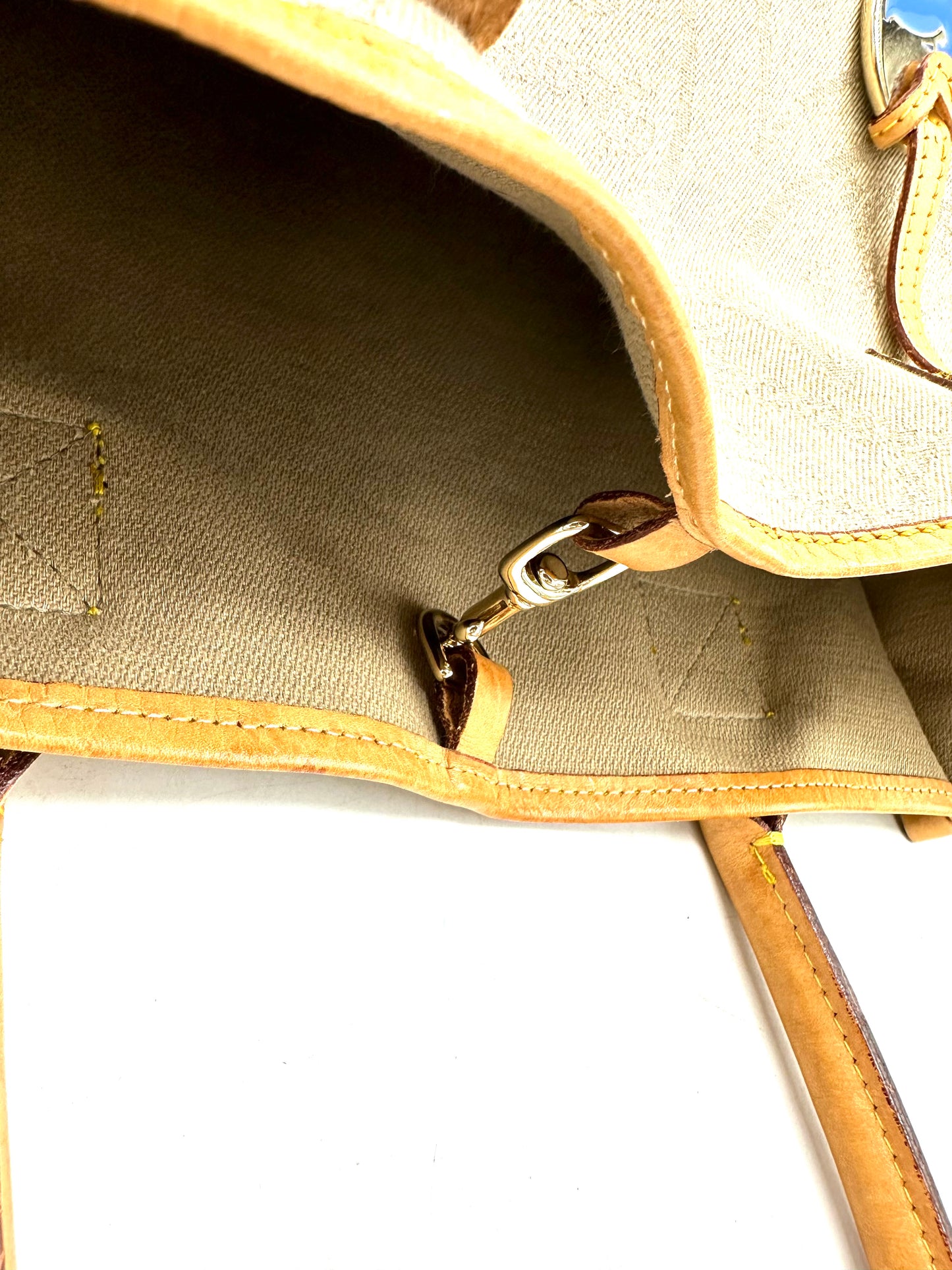 Dooney & Bourke DB Signature Heart Logo Medium Shopper Tote – Beige Denim with Vacchetta Leather Trim