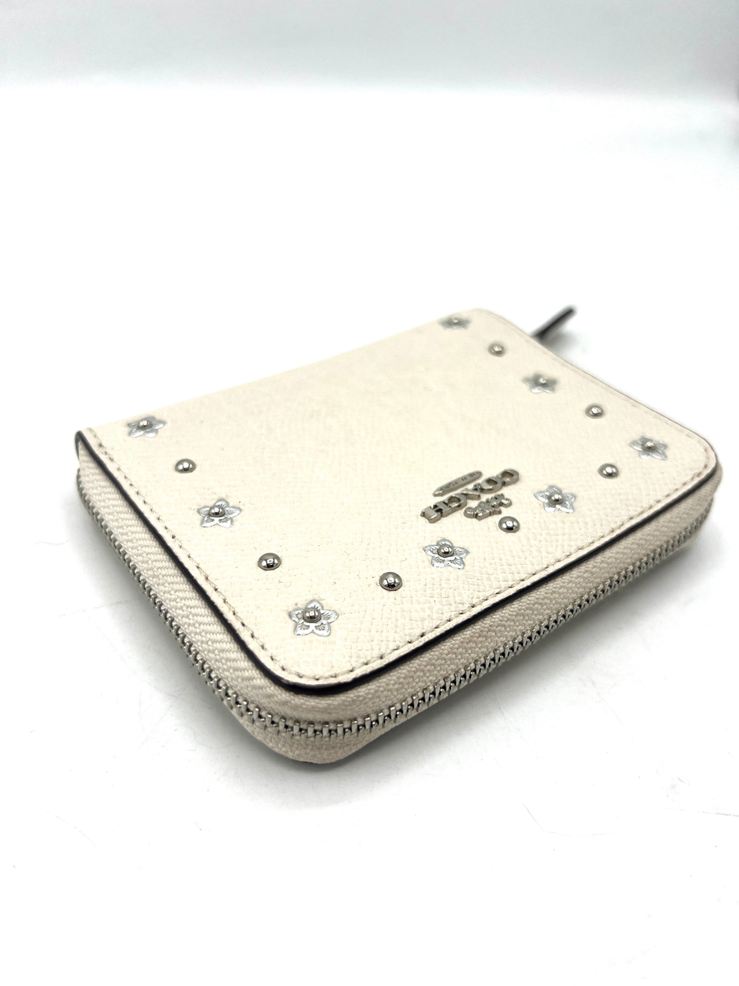 Coach Flower Rivets Small Zip Around Wallet – Off-White Leather