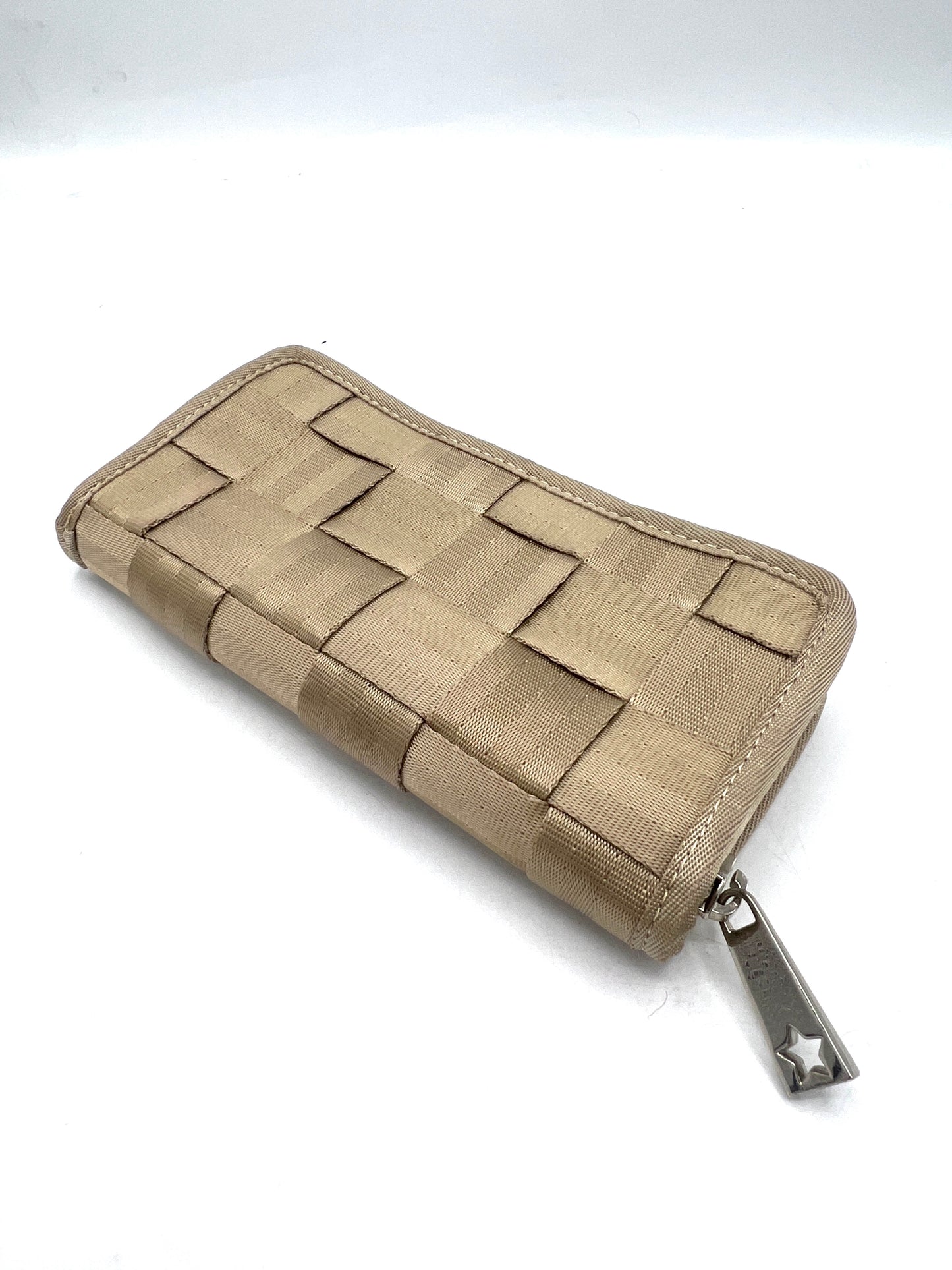 Harveys Larger Zip-Around Seatbelt Wallet – Champagne