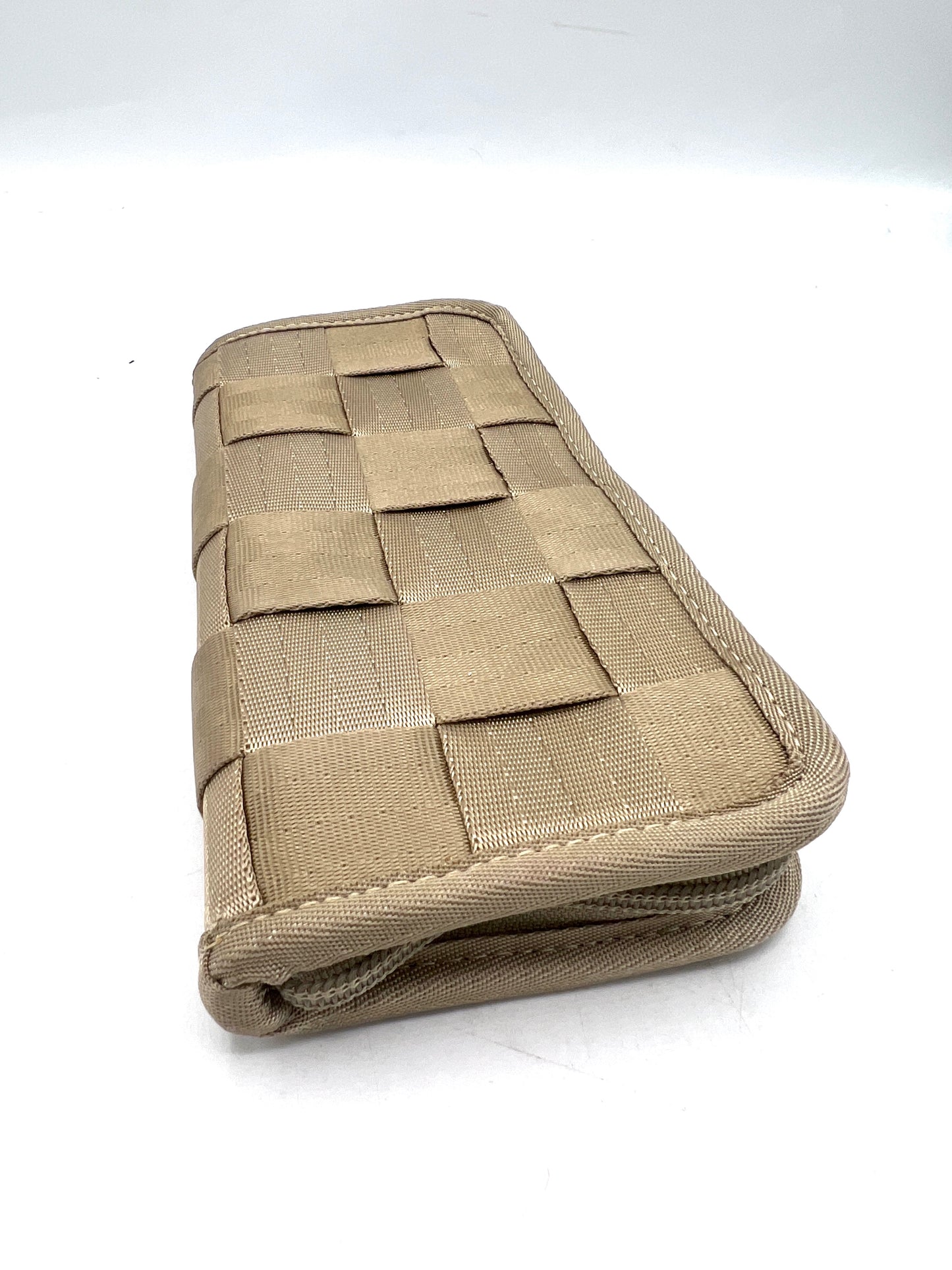 Harveys Larger Zip-Around Seatbelt Wallet – Champagne