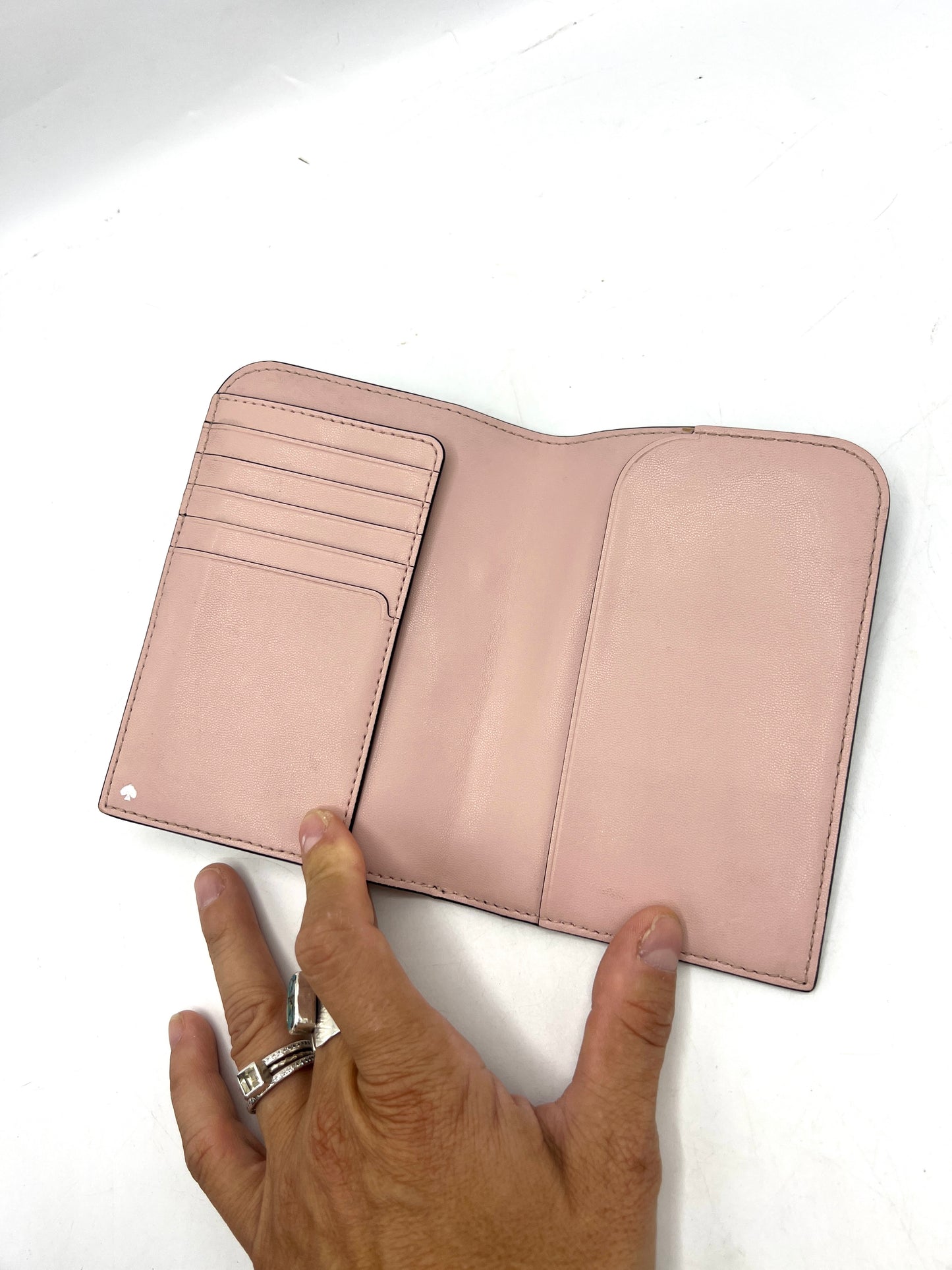 Kate Spade Frosty Penguin Passport Holder – WLRU5750