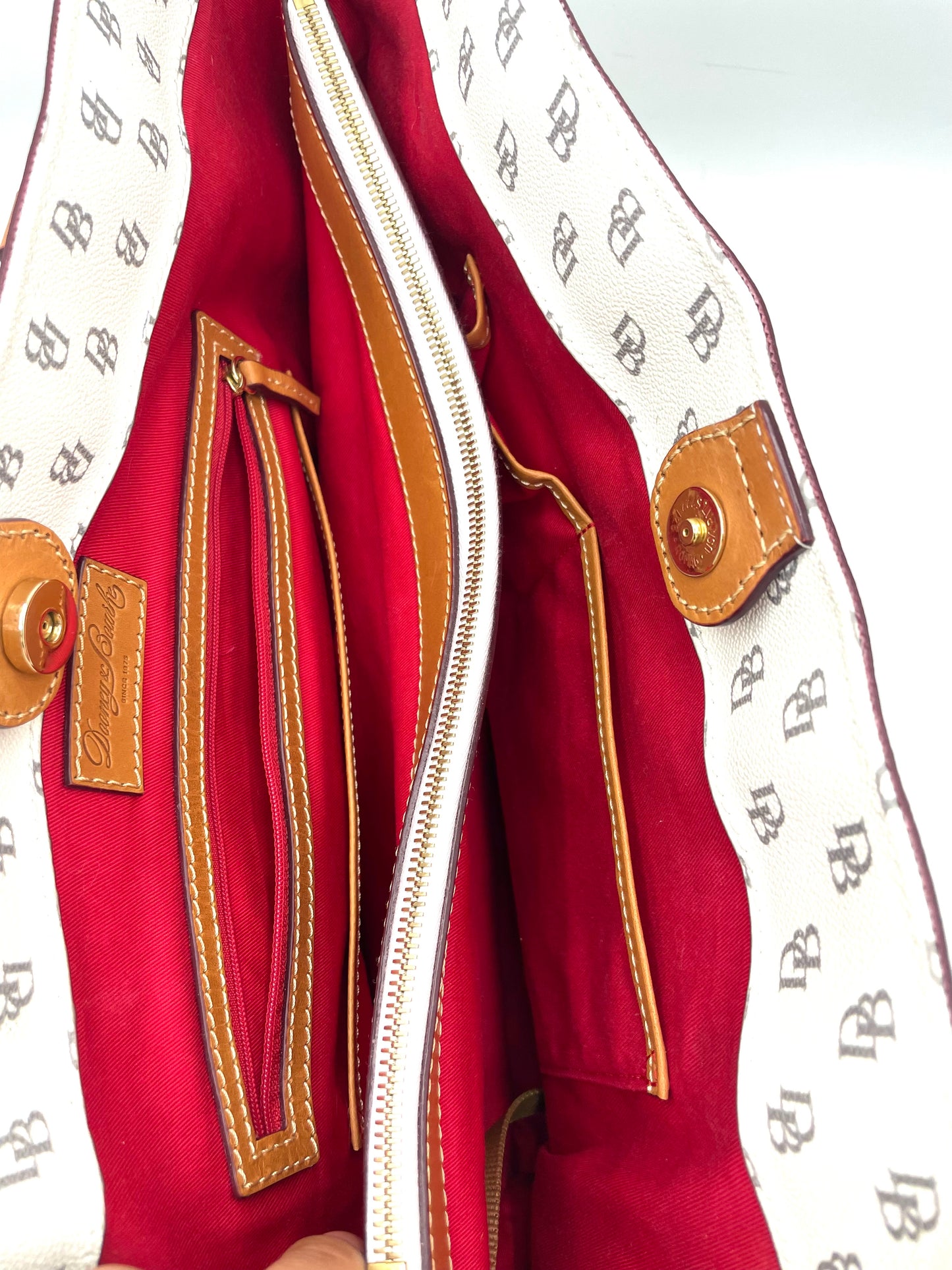 Dooney & Bourke Blake Tammy Large Tote – White & Tan Monogram