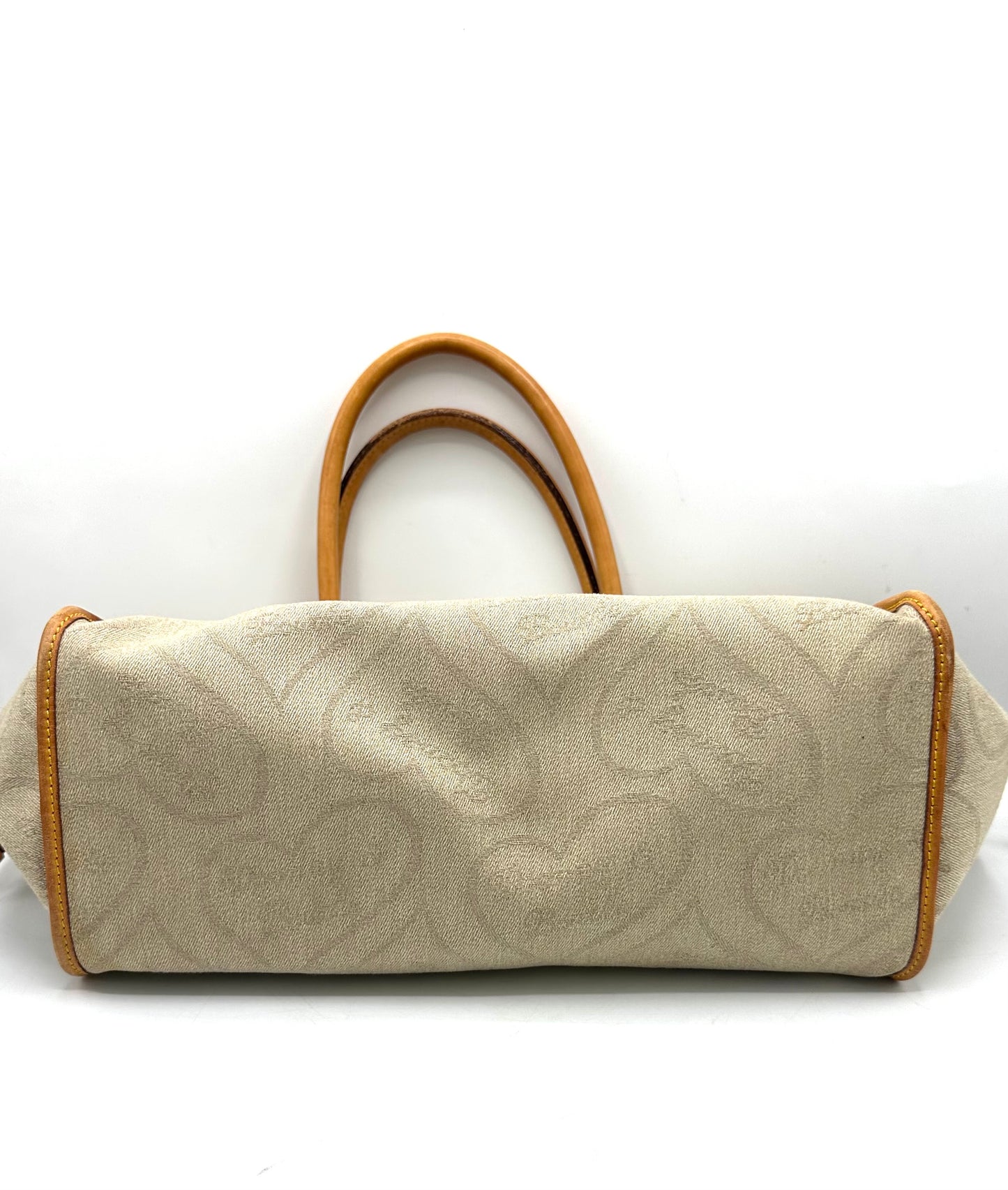 Dooney & Bourke DB Signature Heart Logo Medium Shopper Tote – Beige Denim with Vacchetta Leather Trim