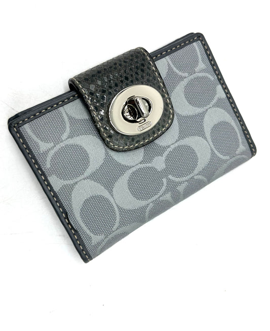Coach Turnlock Medium Wallet – Signature Canvas in Silver/Blue
